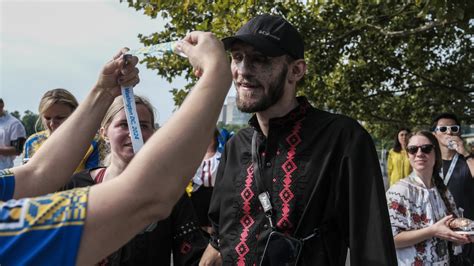 Ukrainian diaspora runs in vyshyvankas to mark Independence .